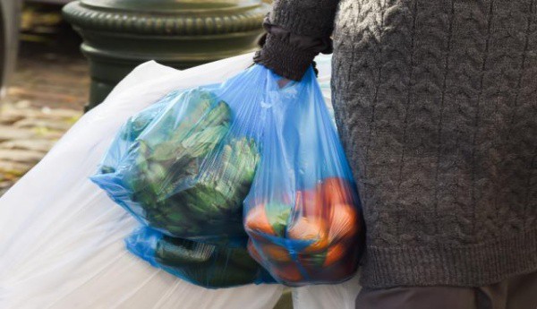EU chce omezit nadužívání plastových tašek