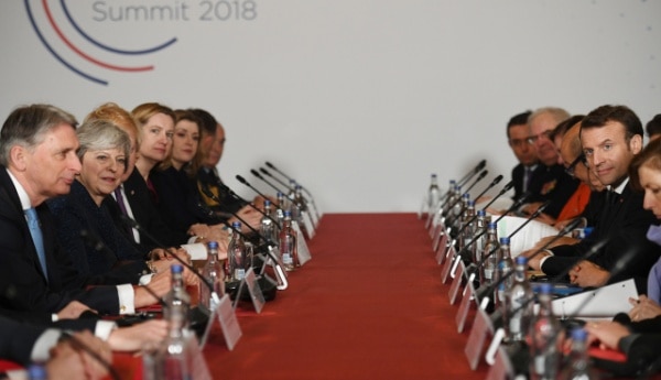 Delegace Velké Británie a Francie na bilaterálním summitu v britském Sandhurst.