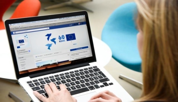 Internetové firmy Facebook a Twitter musejí urychlit snahu sladit své uživatelské podmínky s evropskou právní úpravou o ochraně spotřebitelů