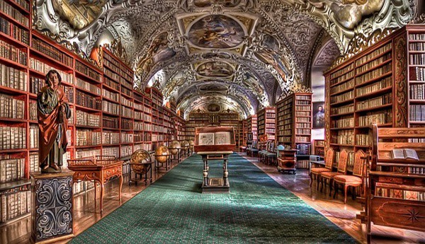 Barokní knihovna v pražském Klementinu.