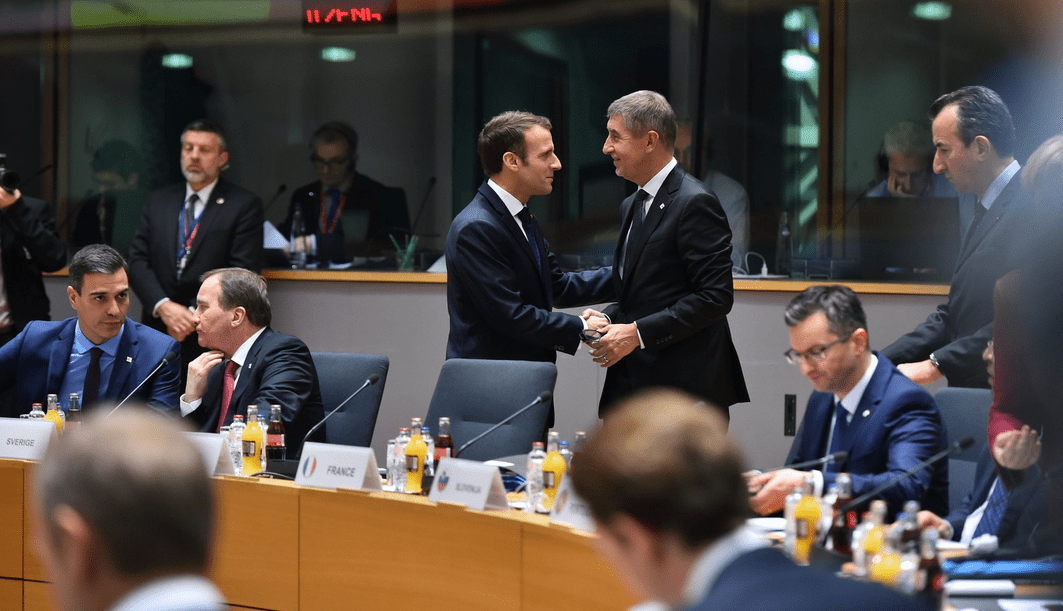 Emmanuel Macron a Andrej Babiš na jednání Evropské rady