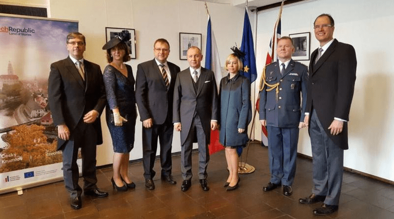 Velvyslanec L. Sečka s manželkou a diplomaty z českého velvyslanectví