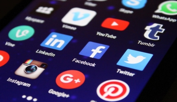 Češi stále méně důvěřují sociálním médiím