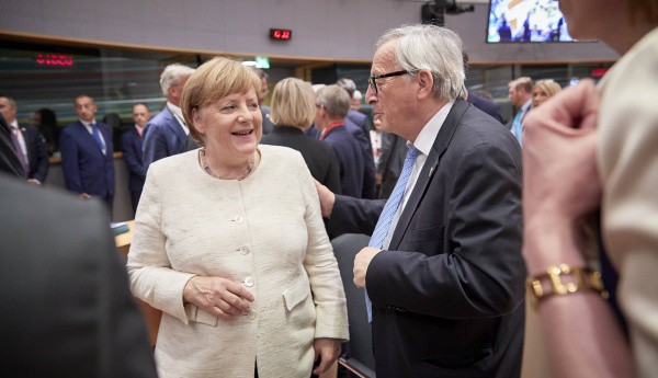 Merkelová diskutuje s Junckerem