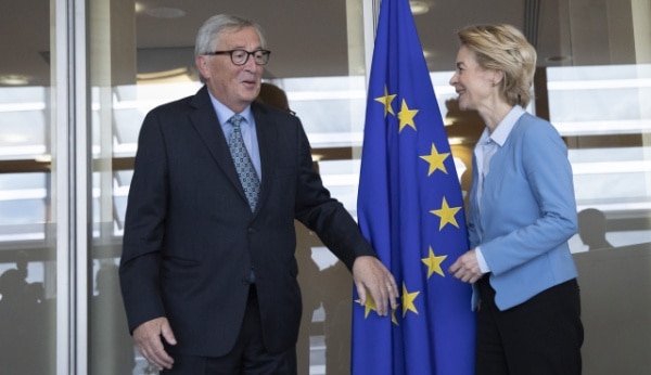 Současný předseda komise Juncker a Von der Leyenová