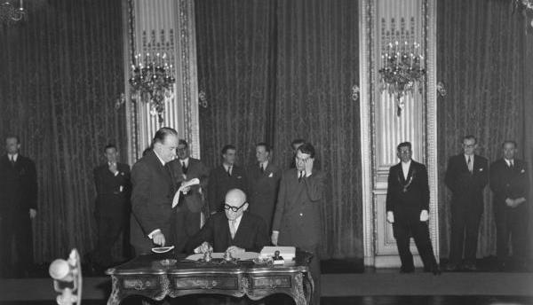 Robert Schuman podepisuje Pařížskou smlouvu