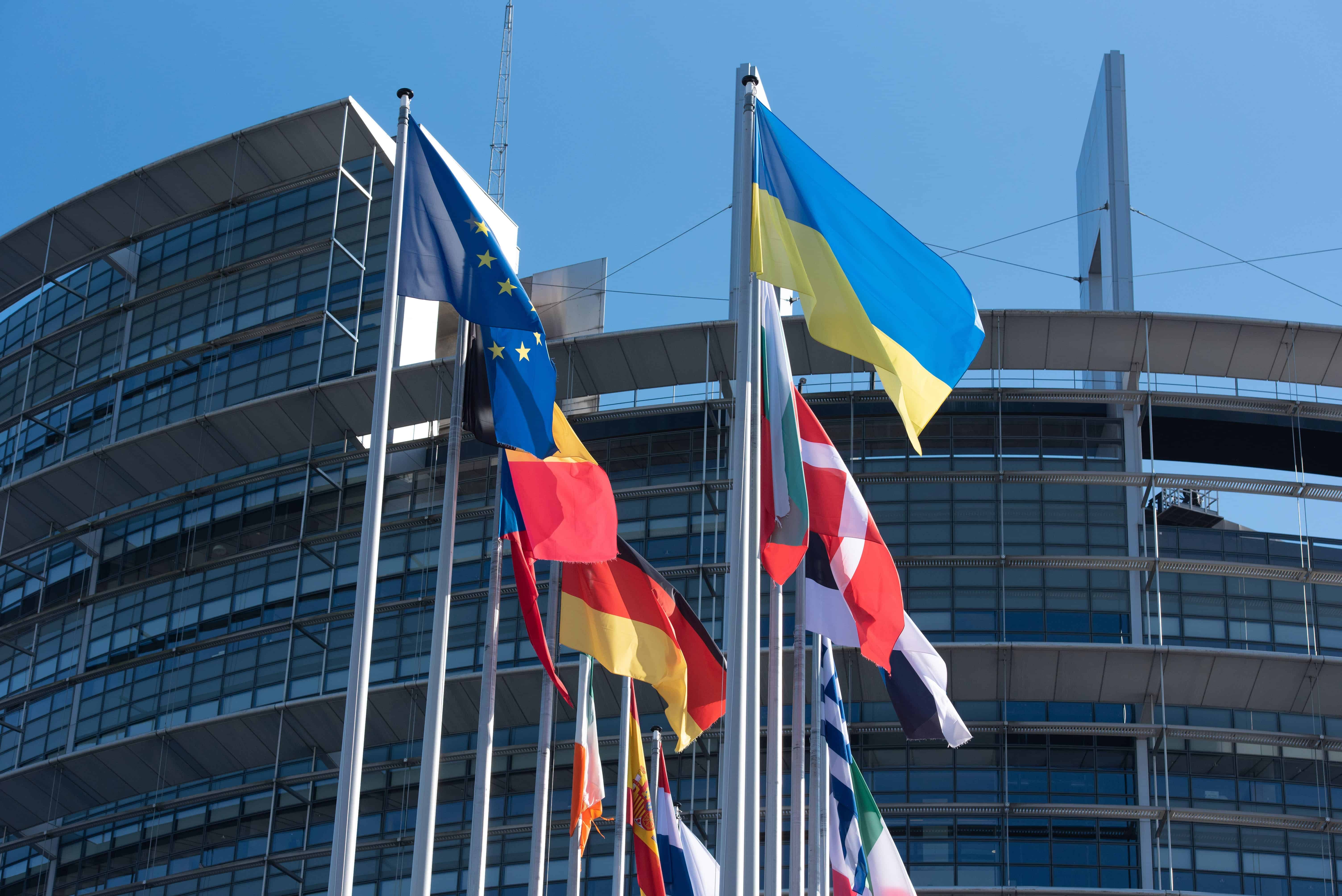 Vlajka Ukrajiny před budovou EP ve Štrasburku.