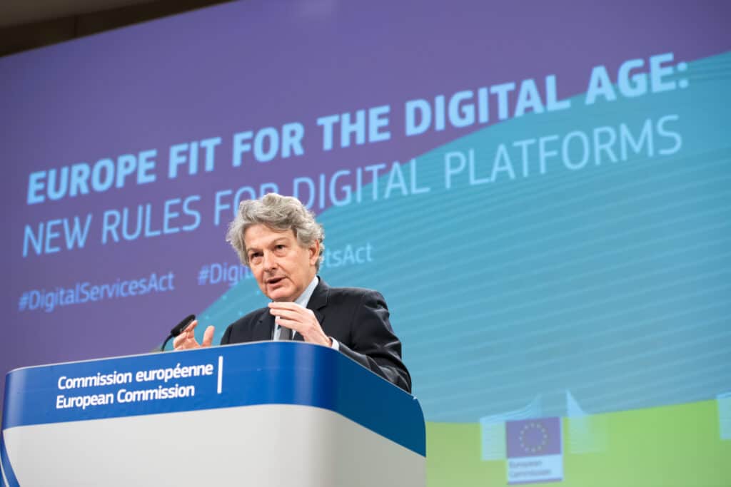 Komisař Thierry Breton při představení digitálního balíčku v prosinci 2020.