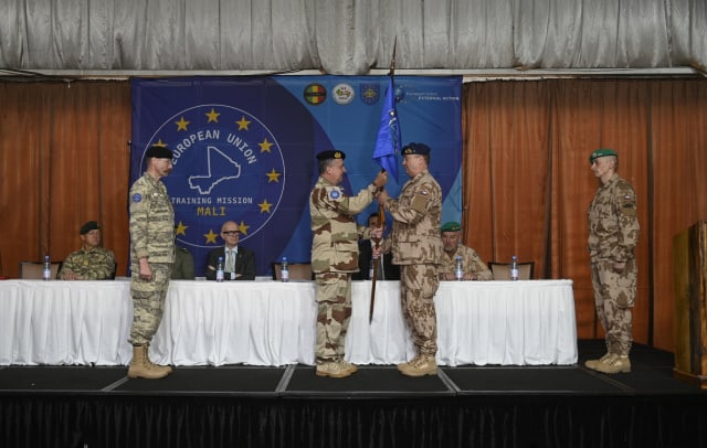 Přečtete si více ze článku Český generál Hasala převzal velení vojenské mise EU v Mali
