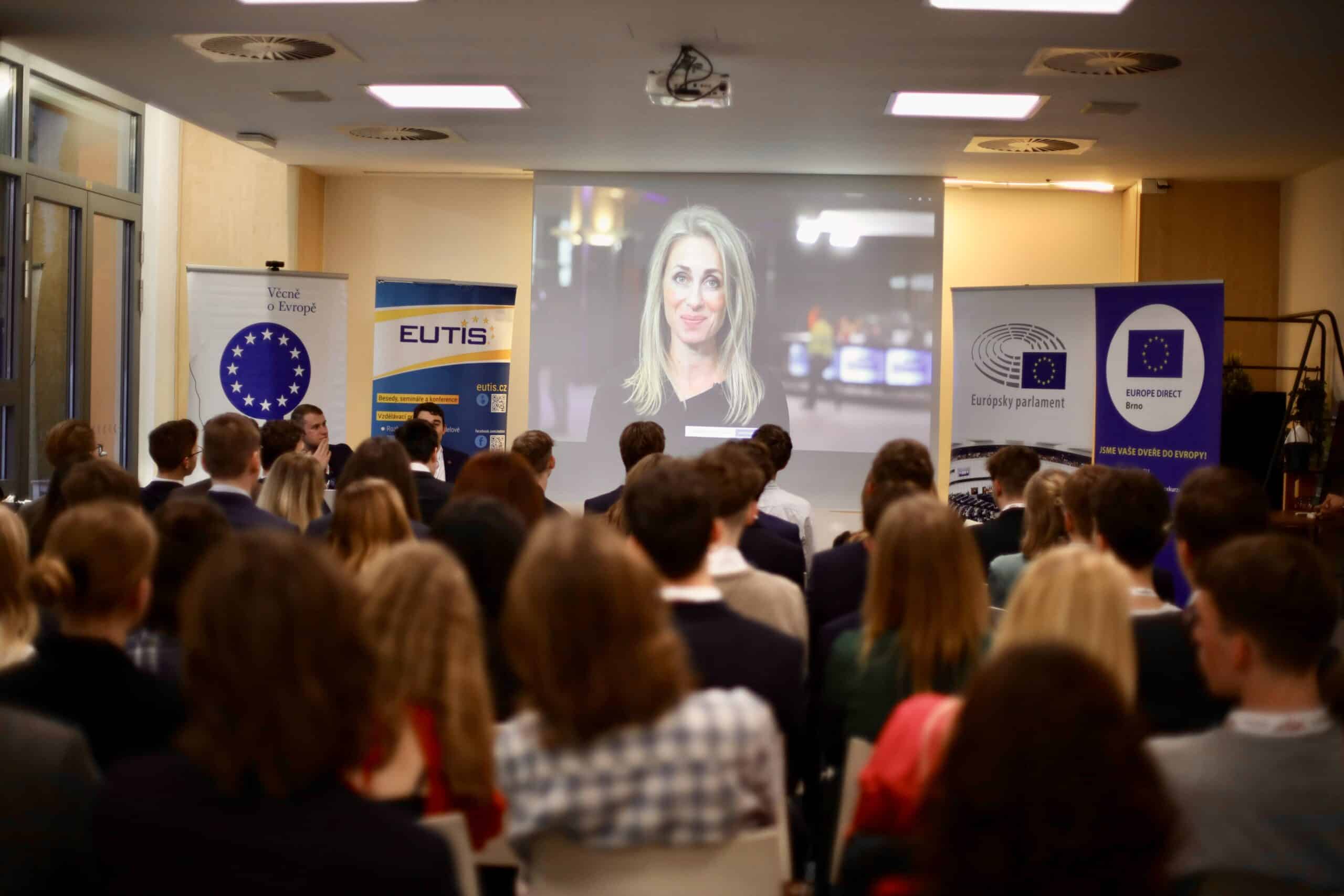 Přečtete si více ze článku Modelového zasedání institucí EU v Brně: studenti si vyzkoušeli jednání v Radě EU a Evropském parlamentu a debatovali s významnými hosty