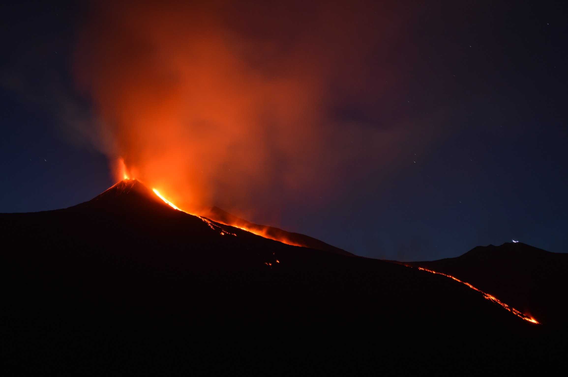Přečtete si více ze článku Kvůli erupci sicilské sopky Etna je do úterního rána zavřené letiště v Katánii